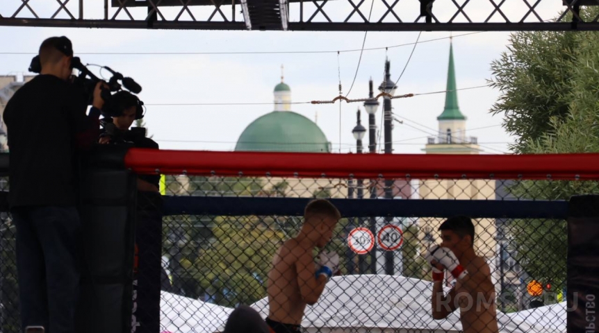 На «Пешеходном Любинском» в Омске официально устроили бои