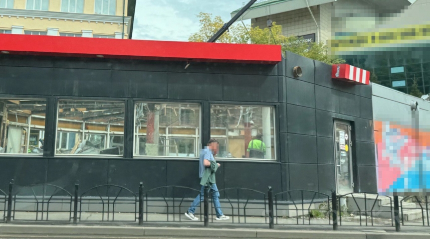 После суда в центре Омска разбирают здание «Ростикса»