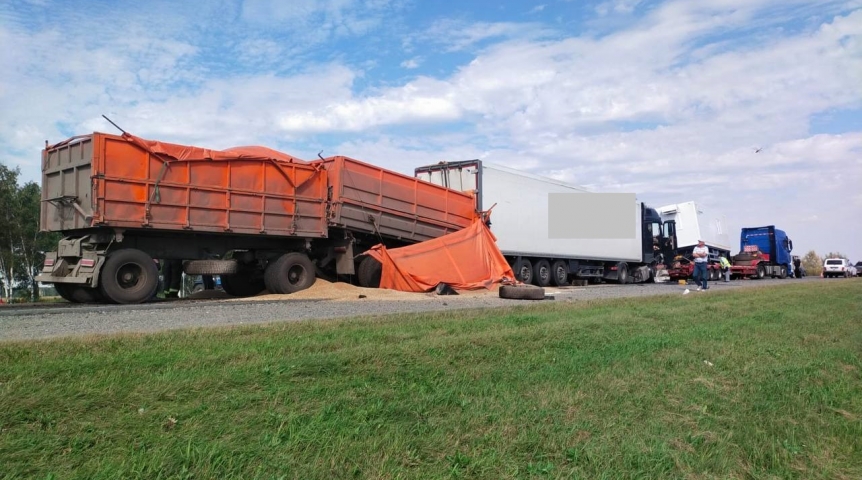 В массовом столкновении фур под Омском погиб водитель КамАЗа
