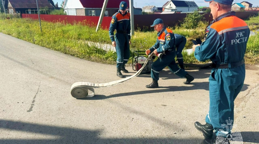 Более 30 сотрудников МЧС борются с затоплением в омской Тавричанке