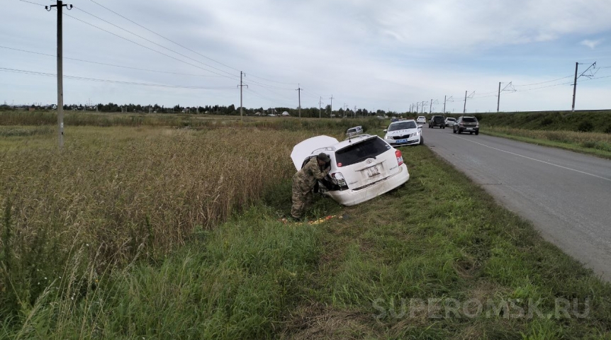 В дачном массиве Омска две машины с урожаем улетели в кювет