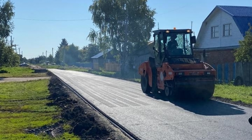 В Омском районе проводится ремонт дороги в деревне Калачево