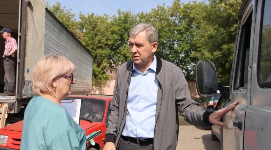 Александр Артемов принял участие в отправке гуманитарного груза для школьников Стаханова