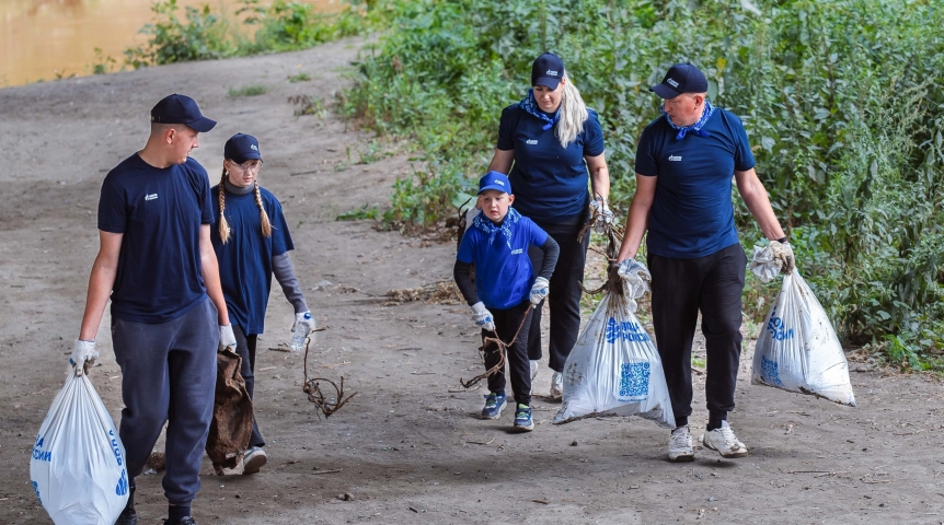 Сотрудники Омского НПЗ приняли участие в очистке берегов реки Омь