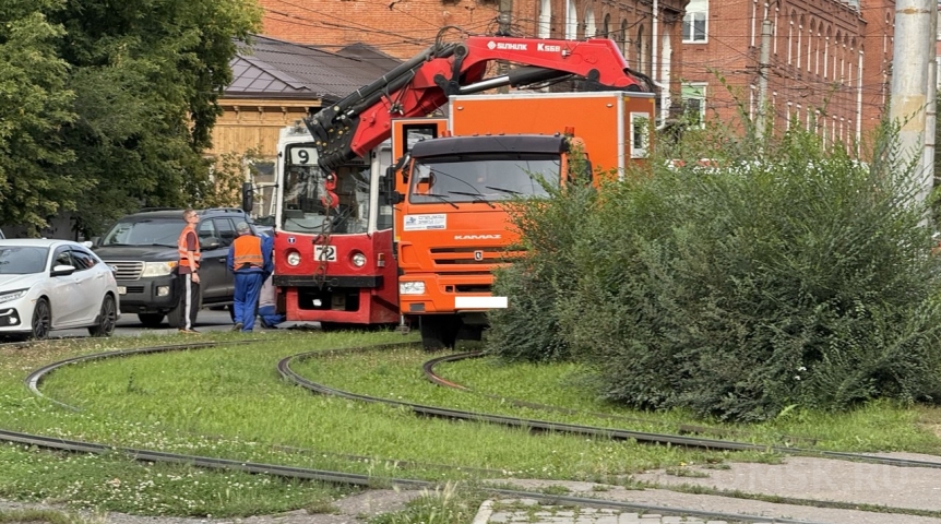 В Омске из-за сошедшего с рельсов вагона встали трамваи