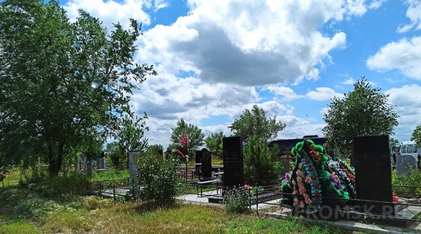 Омичка отдала 1,7 миллиона рублей на забор для кладбища, где похоронен ее погибший сын