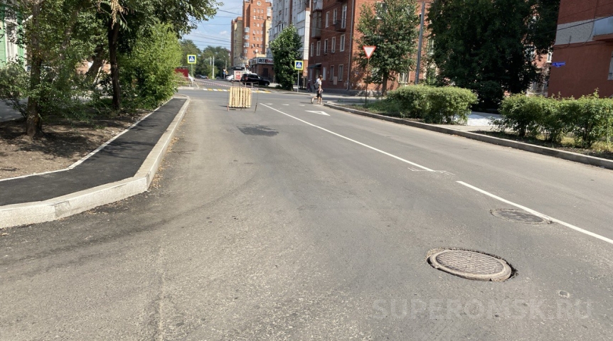 В Омске утвердят предел зазора между люками и дорогой