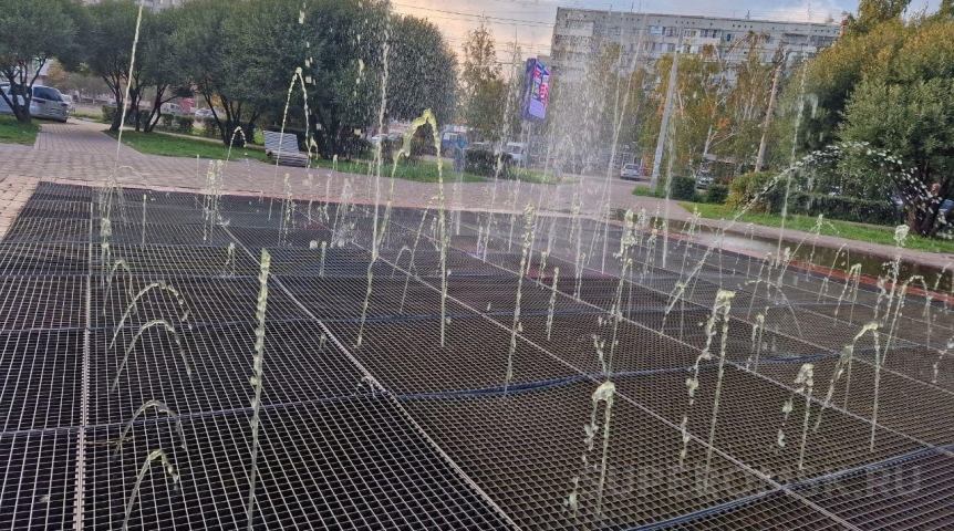 В Омске появился подозрительно желтый фонтан