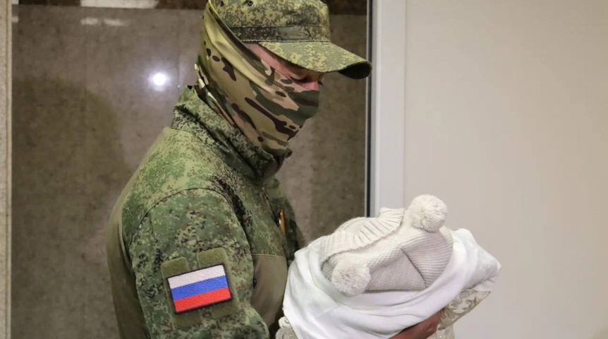 Власти Омской области встретили из роддома третьего ребенка участника СВО