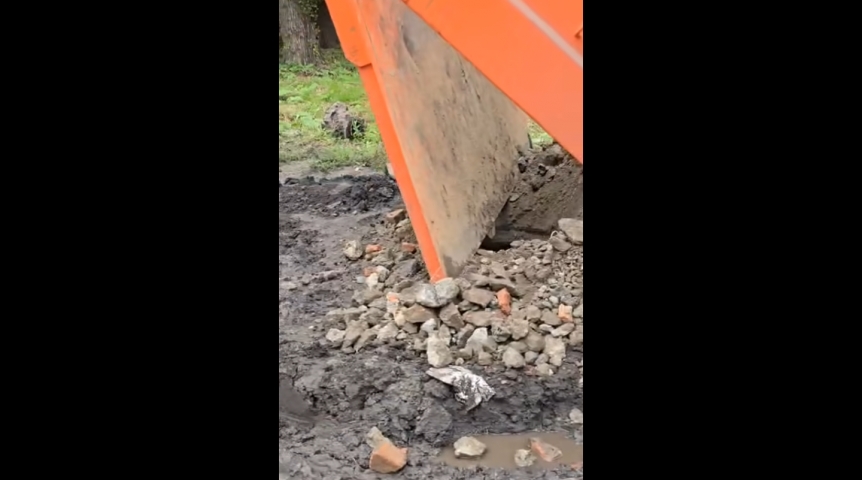 В Омске «засекреченный» КамАЗ засыпает колодцы строительным мусором