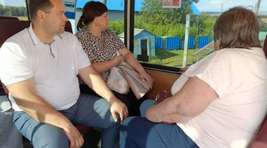 Новый глава района в Омской области выбрал автобус для поездок
