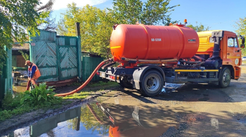 Затопленный Немецкий поселок в Омске осушают бочками