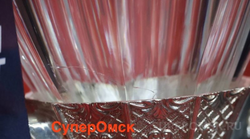 Стала известна причина появления трещины на Кубке России по футболу в Омске