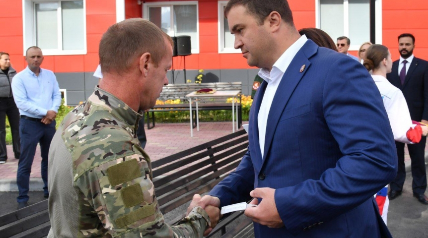 Губернатор Хоценко вручил ключи от автомобилей ветеранам СВО из Омской области