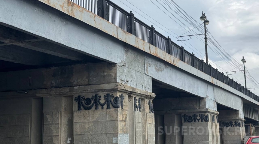 В Омске «посыпались» пролеты Комсомольского моста