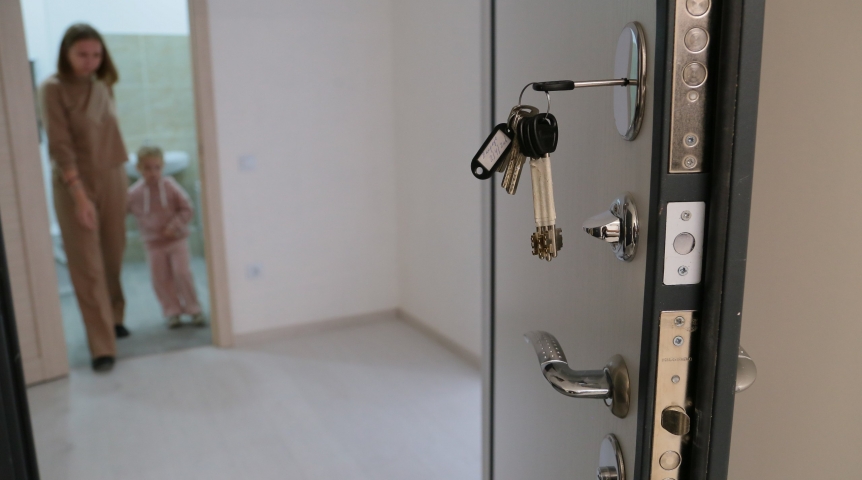 Омичи из аварийного жилья получили квартиры в новом микрорайоне