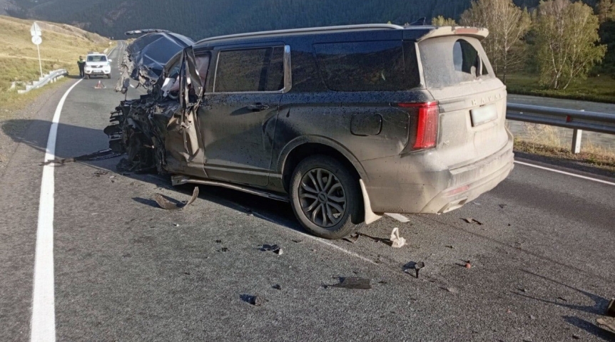 Омичка пострадала при лобовом столкновении с грузовиком на Алтае