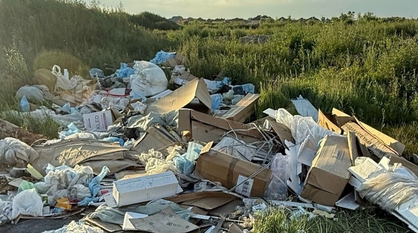 Омичи пожаловались на свалку у «Меги» с символикой «Стройтраста»