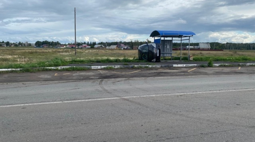 На трассе под Омском опрокинулась машина с молодыми парнями