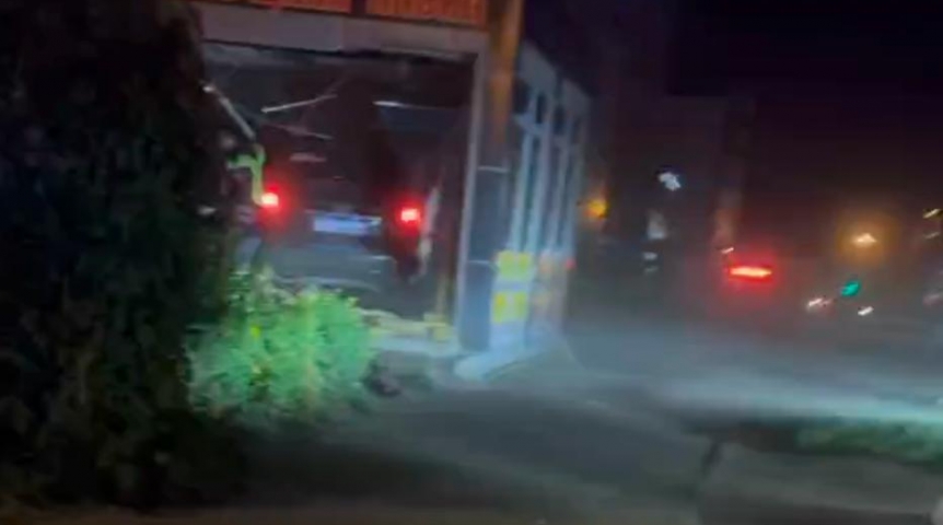 В Омске водитель влетел в овощной киоск