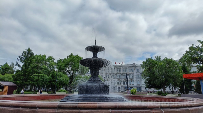 Шелест попросил омских десантников не купаться в фонтанах