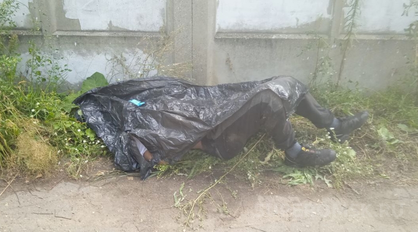 Возле детского сада в Омске дети нашли труп мужчины