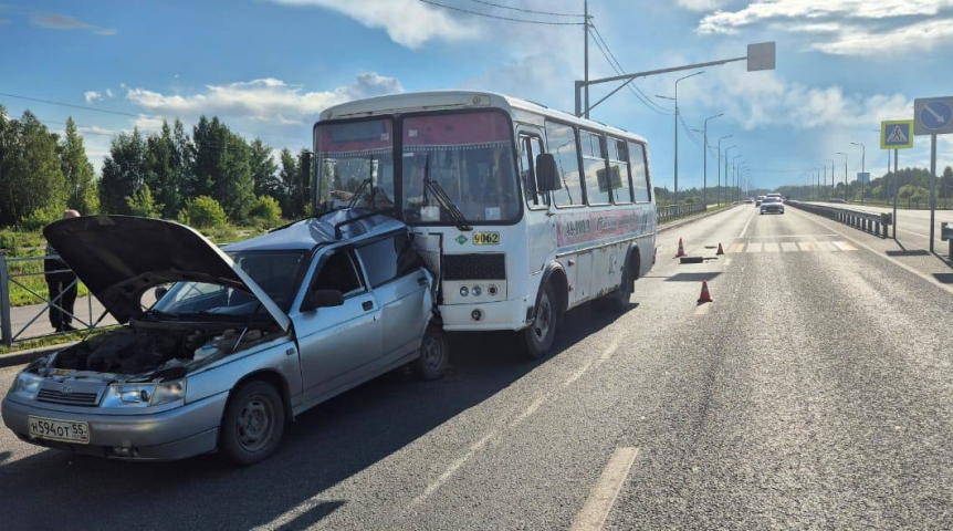 При столкновении автобуса и авто на омском Сыропятском тракте погибла женщина