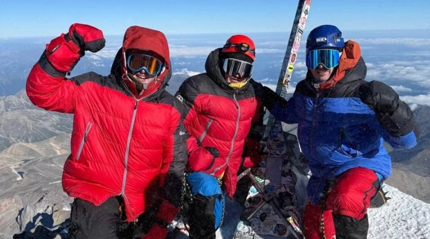 Сотрудники омских колоний покорили Эльбрус