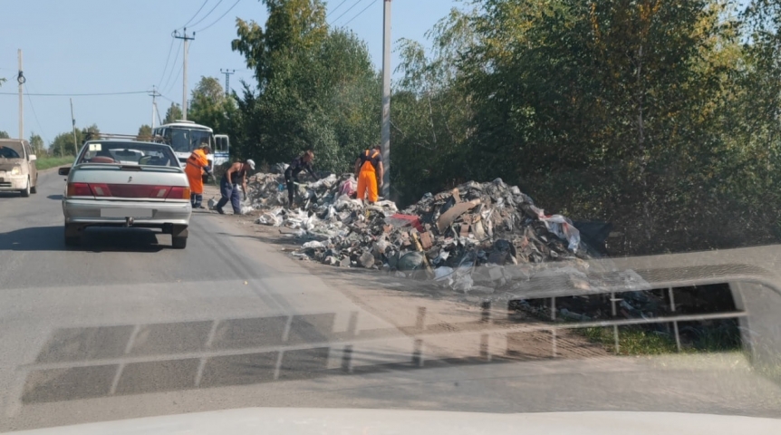 В Омске место под новую остановку засыпали мусором