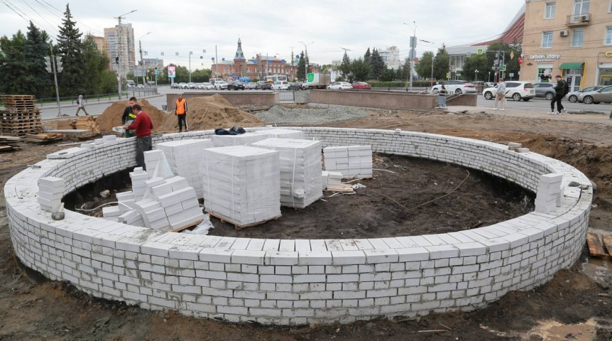 В Омске благоустраивают сквер Борцов Революции в рамках нацпроекта