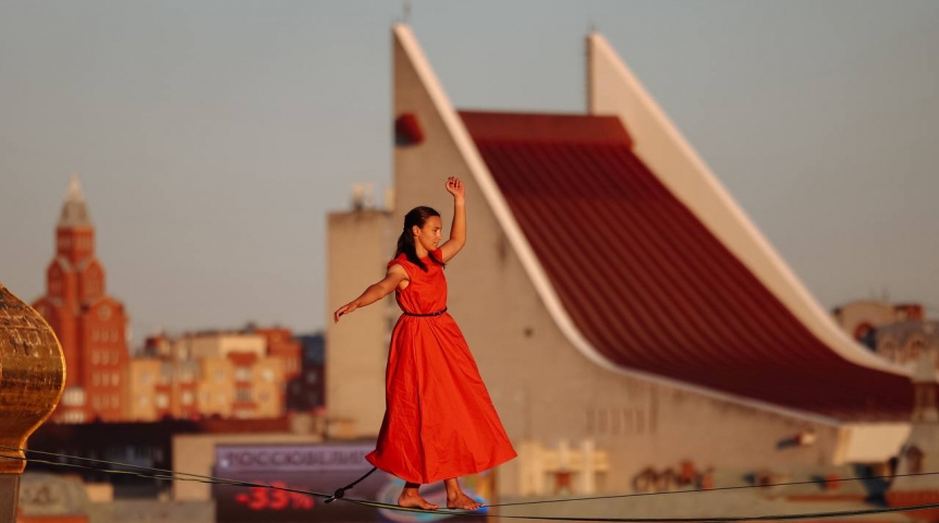 Показаны фото канатоходцев над Любинском проспектом в Омске