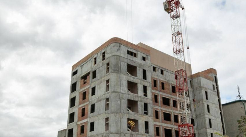 Виталий Хоценко сообщил о темпах строительства нового медико-хирургического центра в Омске