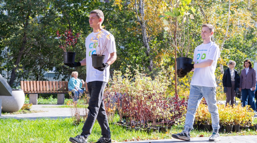 Омский НПЗ помог горожанам создать новый зеленый уголок в сквере имени Белозерова