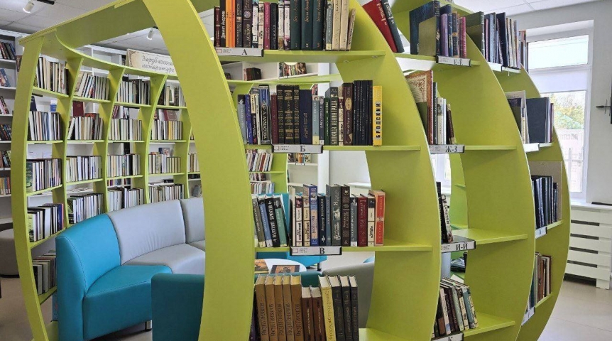 Хоценко открыл современную модельную библиотеку в Калачинске