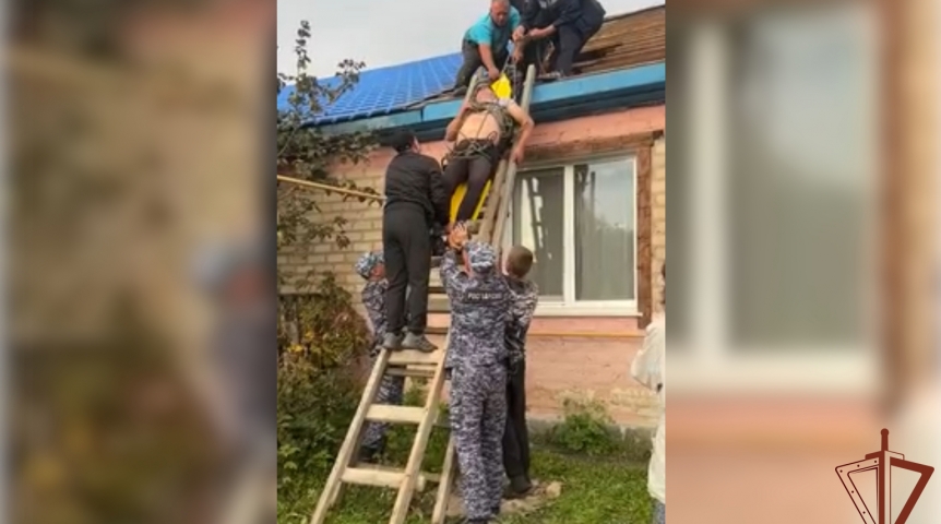 Жителя Омской области пришлось спасать после неудачного «маневра» на крыше