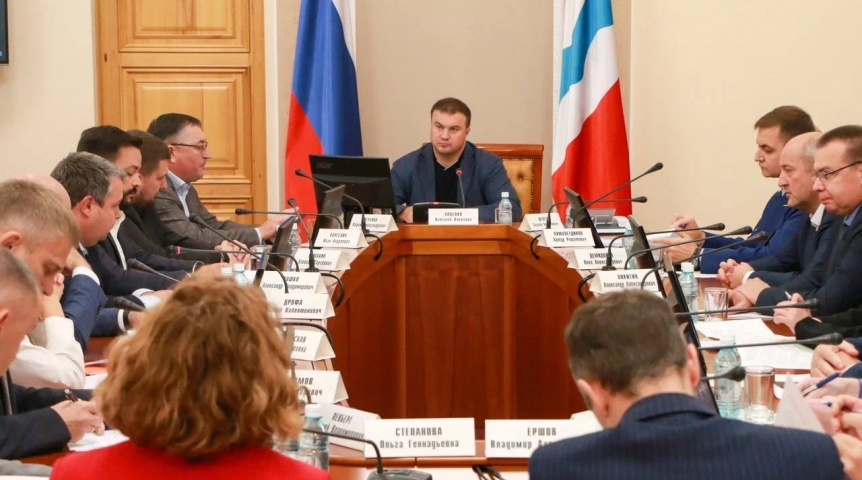 Омский губернатор Хоценко провел штаб по ключевым стройкам региона