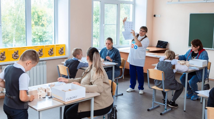 Омские школьники с особенностями здоровья осваивают инженерное творчество при поддержке ОНПЗ