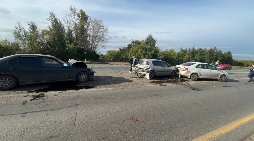 У памятного креста в Омском районе столкнулись три машины