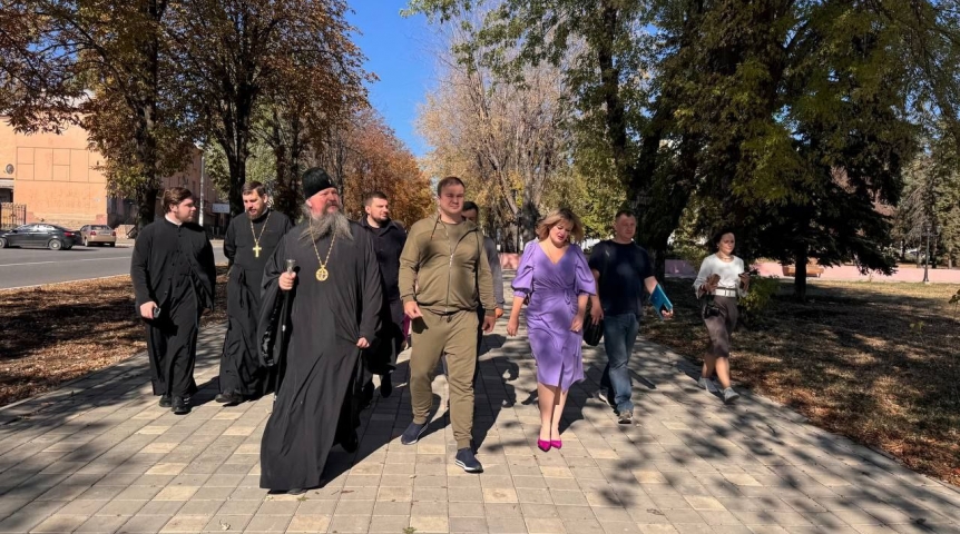 Виталий Хоценко прибыл в подшефный Омской области Стаханов с митрополитом Дионисием