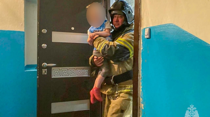 Пожарные спасли 3-летнюю омичку из запертой квартиры