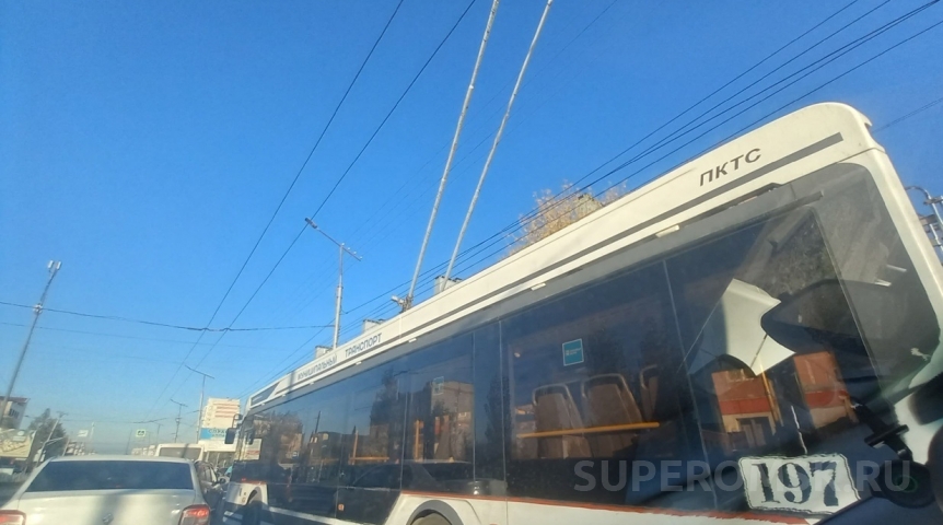 С похолоданием в Омске скопились жуткие пробки и встал транспорт