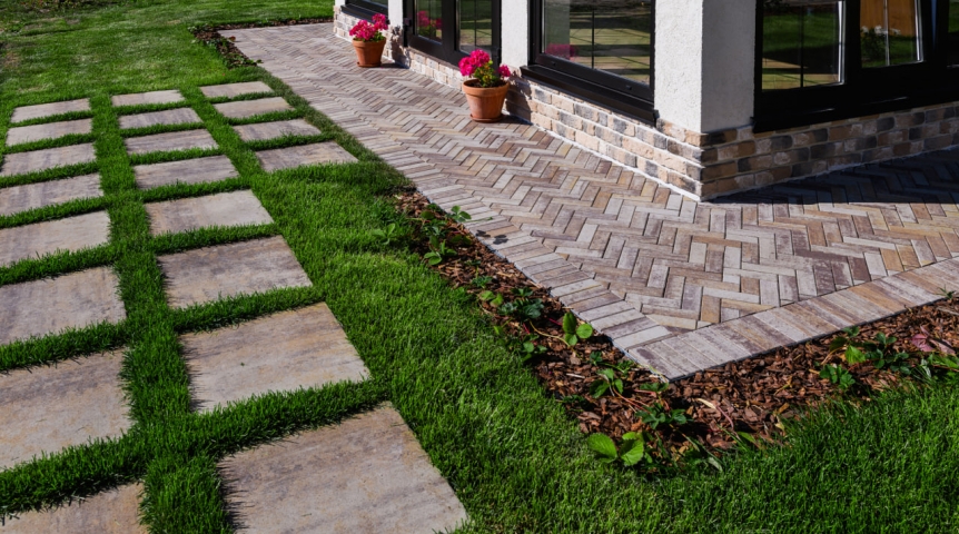 Как тротуарная плитка преображает участок, показал завод «Поревит»