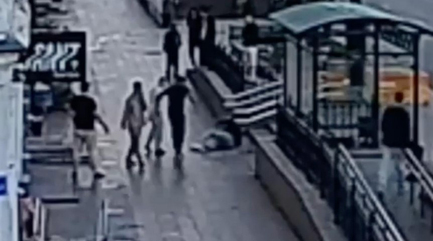 На «Пешеходном Любинском» в Омске произошла утренняя потасовка