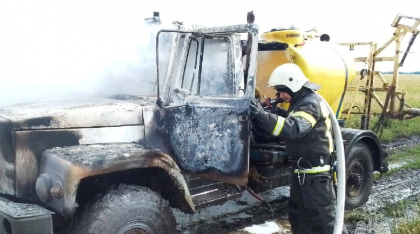 В Омской области сгорела техника в поле