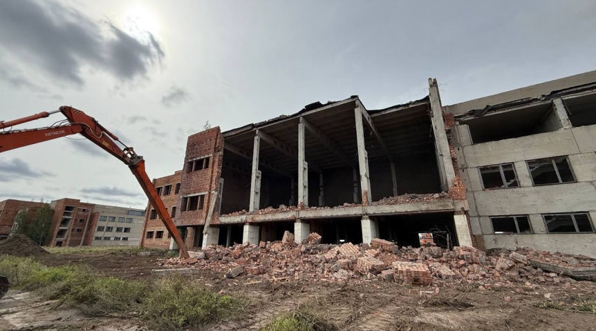 Губернатор Хоценко показал кадры сноса устаревших строений Омск-Федоровки