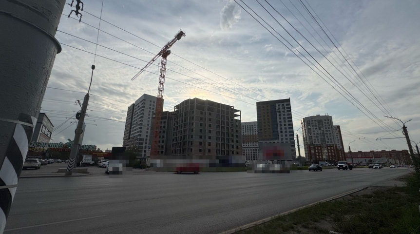 Подрядчик прокомментировал остановку строительства 18-этажки на Левобережье Омска