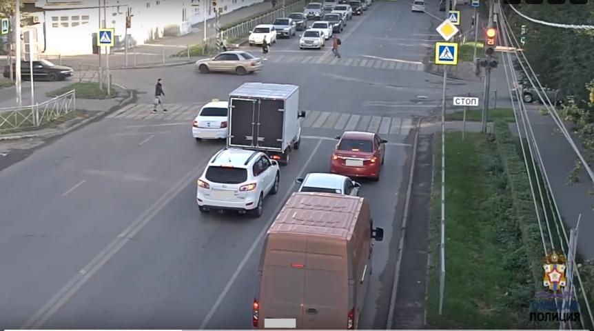 Омский водитель такси под камерой устроил комбо из нарушений ПДД