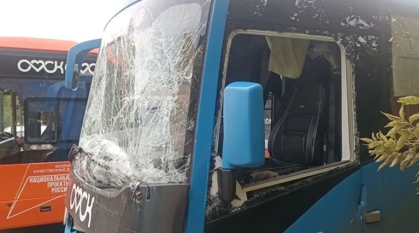 Стали известны подробности столкновения двух автобусов с пассажирами в Омске Стали известны подробности столкновения двух автобусов с пассажирами в Омске