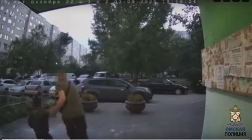 Омич объяснил, зачем пытался увести чужого ребенка в подъезд