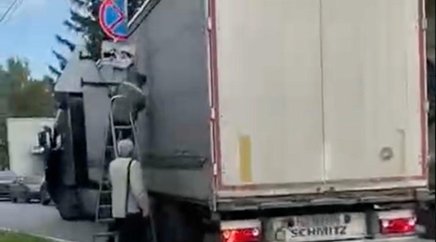 Шелест показал случай вопиющего демонтажа дорожного знака в центре Омска